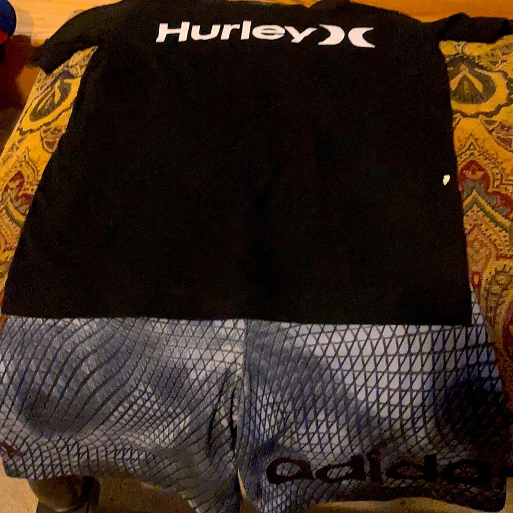 Adorable 2 piece Hurley/Adidas size 5